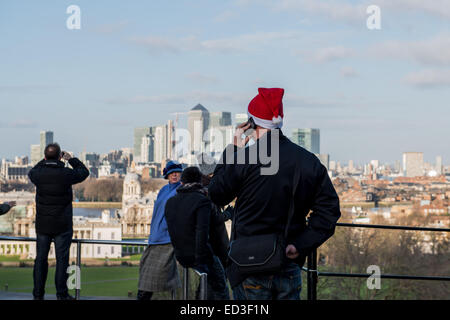 Londra, Regno Unito. 25 dic 2014. Uomo con cappello a Natale la visione di Londra panorama dalla collina di Greenwich. 25 dic 2014. Credito: Velar concedere/ZUMA filo/ZUMAPRESS.com/Alamy Live News Foto Stock