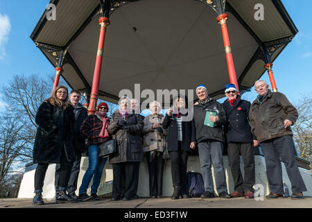 Londra, Regno Unito. 25 dic 2014. Famiglia di tre generazioni celebrano il Natale insieme a Greenwich Credit: Velar concedere/ZUMA filo/ZUMAPRESS.com/Alamy Live News Foto Stock