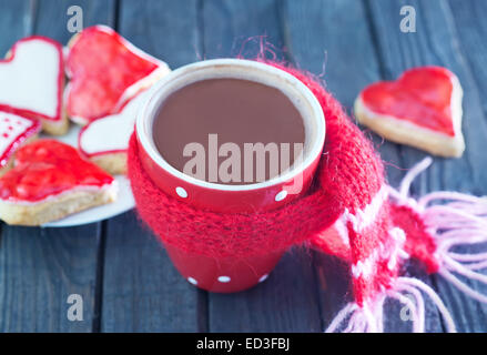 Bevanda di cacao in rosso e coppa su un tavolo Foto Stock