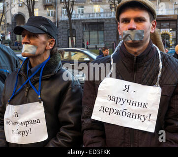 Kiev, Ucraina. 25 dic 2014. In Giovedi, Dicembre 25, 2014, vicino alla città di Kiev l amministrazione statale tenuto diverse manifestazioni. Tra i manifestanti sono insegnanti locali, imprenditori, attivisti. Parte di manifestanti richiesta per effettuare i pagamenti degli stipendi attraverso 'Oschadbank', essi chant "Klitschko, ci libera dal giogo della banca." i dipendenti di organizzazioni di bilancio richiedono il pagamento di arretrati di stipendio. Credito: Igor Golovnov/Alamy Live News Foto Stock