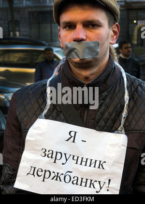 Kiev, Ucraina. 25 dic 2014. In Giovedi, Dicembre 25, 2014, vicino alla città di Kiev l amministrazione statale tenuto diverse manifestazioni. Tra i manifestanti sono insegnanti locali, imprenditori, attivisti. Parte di manifestanti richiesta per effettuare i pagamenti degli stipendi attraverso 'Oschadbank', essi chant "Klitschko, ci libera dal giogo della banca." i dipendenti di organizzazioni di bilancio richiedono il pagamento di arretrati di stipendio. Credito: Igor Golovnov/Alamy Live News Foto Stock