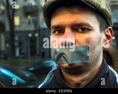 Kiev, Ucraina. 25 dic 2014. In Giovedi, Dicembre 25, 2014, vicino alla città di Kiev l amministrazione statale tenuto diverse manifestazioni. Tra i manifestanti sono insegnanti locali, imprenditori, attivisti. Parte di manifestanti richiesta per effettuare i pagamenti degli stipendi attraverso 'Oschadbank', essi chant "Klitschko, ci libera dal giogo della banca." i dipendenti di organizzazioni di bilancio richiedono il pagamento di arretrati di stipendio. Credito: Igor Golovnov/Alamy Live News Foto Stock