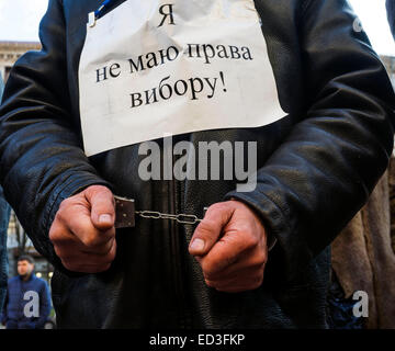 Kiev, Ucraina. 25 dic 2014. In Giovedi, Dicembre 25, 2014, vicino alla città di Kiev l amministrazione statale tenuto diverse manifestazioni. Tra i manifestanti sono insegnanti locali, imprenditori, attivisti. Parte di manifestanti richiesta per effettuare i pagamenti degli stipendi attraverso 'Oschadbank', essi chant "Klitschko, ci libera dal giogo della banca." i dipendenti di organizzazioni di bilancio richiedono il pagamento di arretrati di stipendio. Credito: Igor Golovnov/Alamy Live News Foto Stock