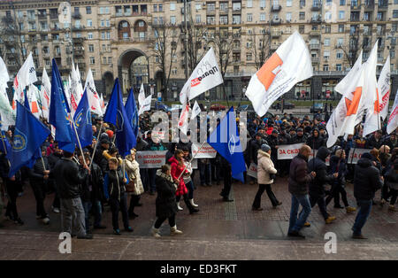 Kiev, Ucraina. 25 dic 2014. In Giovedi, Dicembre 25, 2014, vicino alla città di Kiev l amministrazione statale tenuto diverse manifestazioni. Tra i manifestanti sono insegnanti locali, imprenditori, attivisti. Parte di manifestanti richiesta per effettuare i pagamenti degli stipendi attraverso 'Oschadbank', essi chant "Klitschko, ci libera dal giogo della banca." i dipendenti di organizzazioni di bilancio richiedono il pagamento di arretrati di stipendio. Credito: Igor Golovnov/Alamy Live News Foto Stock