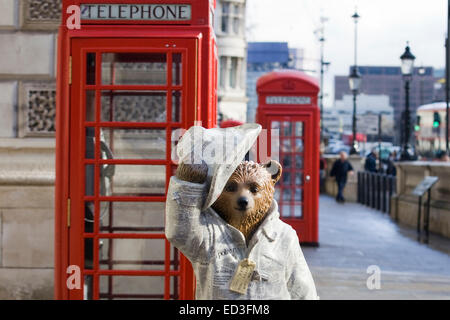 Paddington Bear statue che sono state collocate nei pressi di Londra per beneficenza Foto Stock