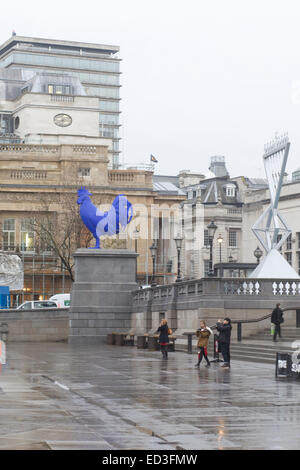 I turisti in Trafalgar Square prendendo fotografie Londra Inghilterra Foto Stock