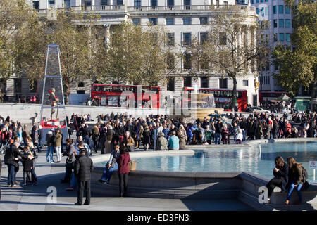 I turisti in Trafalgar Square London Inghilterra England Foto Stock