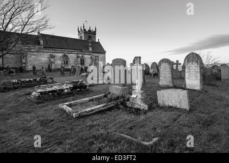 SANDON, STAFFORDSHIRE, Regno Unito - 24 dicembre: Sandon villaggio chiesa circondato da monumenti funerari Dicembre 24, 2014 in Sandon Foto Stock