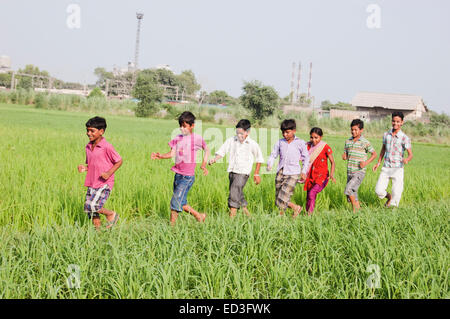 Indian bambini rurali gruppo Farm divertimento Foto Stock