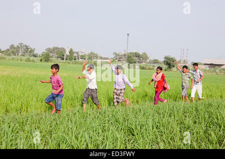 Indian bambini rurali gruppo Farm divertimento Foto Stock