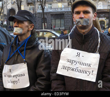 In Giovedi, Dicembre 25, 2014, vicino alla città di Kiev l amministrazione statale tenuto diverse manifestazioni. Tra i manifestanti sono insegnanti locali, imprenditori, attivisti. 25 dic 2014. Parte di manifestanti richiesta per effettuare i pagamenti degli stipendi attraverso ''Oschadbank'', essi chant ''Klitschko, ci libera dal giogo della banca.'' dipendenti di organizzazioni di bilancio richiedono il pagamento di arretrati di stipendio. © Igor Golovniov/ZUMA filo/Alamy Live News Foto Stock