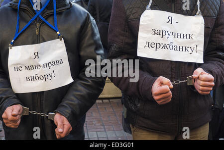 In Giovedi, Dicembre 25, 2014, vicino alla città di Kiev l amministrazione statale tenuto diverse manifestazioni. Tra i manifestanti sono insegnanti locali, imprenditori, attivisti. 25 dic 2014. Parte di manifestanti richiesta per effettuare i pagamenti degli stipendi attraverso ''Oschadbank'', essi chant ''Klitschko, ci libera dal giogo della banca.'' dipendenti di organizzazioni di bilancio richiedono il pagamento di arretrati di stipendio. © Igor Golovniov/ZUMA filo/Alamy Live News Foto Stock