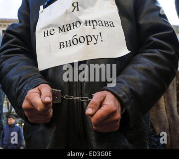 In Giovedi, Dicembre 25, 2014, vicino alla città di Kiev l amministrazione statale tenuto diverse manifestazioni. Tra i manifestanti sono insegnanti locali, imprenditori, attivisti. 25 dic 2014. Parte di manifestanti richiesta per effettuare i pagamenti degli stipendi attraverso ''Oschadbank'', essi chant ''Klitschko, ci libera dal giogo della banca.'' dipendenti di organizzazioni di bilancio richiedono il pagamento di arretrati di stipendio. © Igor Golovniov/ZUMA filo/Alamy Live News Foto Stock