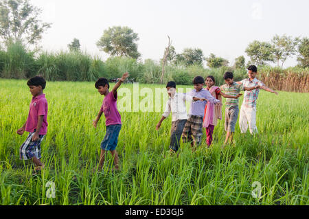 Indian bambini rurali gruppo Farm divertimento Foto Stock