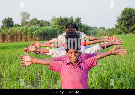 Indian bambini rurali gruppo Farm divertimento permanente Foto Stock