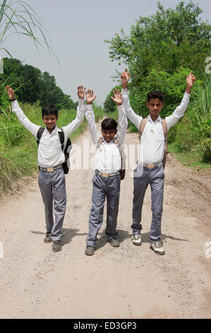 3 rurale indiano scuola bambini studenti strada a piedi Foto Stock