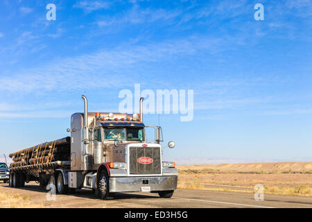 Il tubo di acciaio su un Peterbilt 379 flatdeck rimorchio che porta il tubo di acciaio per le miniere di carbone Foto Stock