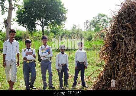 Indian bambini rurali scuola gli studenti che vanno a scuola Foto Stock