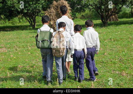 Indian bambini rurali scuola gli studenti che vanno a scuola Foto Stock