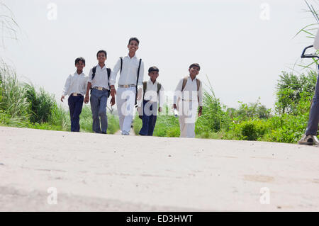 Indian bambini rurali agli studenti della scuola a piedi Foto Stock