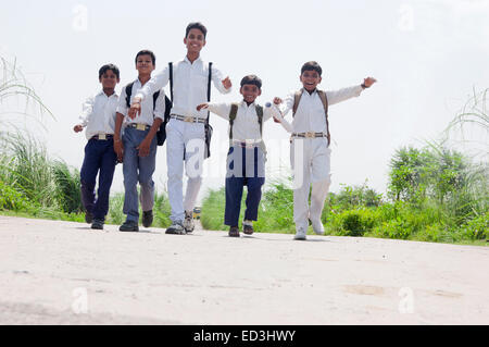 Indian bambini rurali agli studenti della scuola a piedi Foto Stock