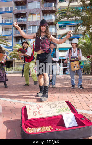 Il gruppo folk dalla Galizia, Spagna settentrionale, musicista di strada vicino a spiaggia Las Canteras a Las Palmas de Gran Canaria, Isole Canarie Foto Stock