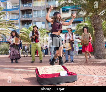 Il gruppo folk dalla Galizia, Spagna settentrionale, musicista di strada vicino a spiaggia Las Canteras a Las Palmas de Gran Canaria, Isole Canarie Foto Stock