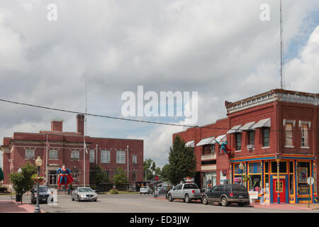 Il Metropolis Illinois, casa di Superman, centro città, rosso mattone edifici statua del super eroe Foto Stock