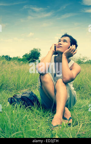 Uomo che ascolta musica serie,sentire la natura,aspetto drammatico Foto Stock