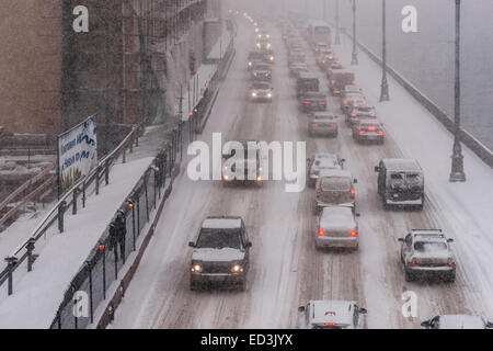 Mosca, Russia. 25 dicembre, 2014. Meteo: Heavy snowstorm oggi a Mosca. Freddo e ventoso giorno, bassa temperatura fino a -8C (-22F) e neve pesante. La prima tempesta di neve nella stagione dopo un mese di caligine e sporcizia. Stagione invernale infine arrivò al potere alla vigilia del nuovo anno e del Natale ortodosso vacanze. Ingorgo sull'Sophya argine del fiume di Mosca. Credito: Alex Immagini/Alamy Live News Foto Stock