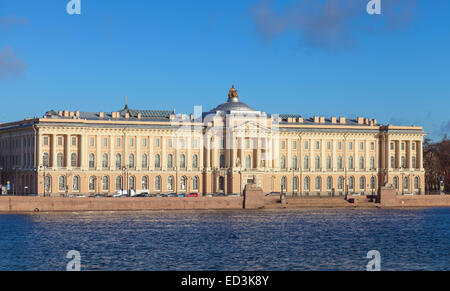 San Pietroburgo, Russia - 11 Marzo 2014: fiume Neva e la facciata dell'Accademia Imperiale di Belle Arti di San Pietroburgo. È stato costruito nel 17 Foto Stock