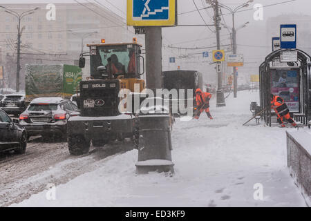 Mosca, Russia. 25 dicembre, 2014. Meteo: Heavy snowstorm oggi a Mosca. Freddo e ventoso giorno, bassa temperatura fino a -8C (-22F) e neve pesante. La prima tempesta di neve nella stagione dopo un mese di caligine e sporcizia. Stagione invernale infine arrivò al potere alla vigilia del nuovo anno e del Natale ortodosso vacanze. Servizi di pubblica utilità cercano di fare del loro meglio per pulire le strade di Mosca di caduta di neve. Credito: Alex Immagini/Alamy Live News Foto Stock