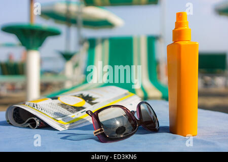 Sulla spiaggia sotto il ubrella pronto per sun Foto Stock