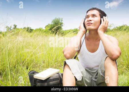 Uomo che ascolta musica serie,sentire la natura,aspetto drammatico Foto Stock