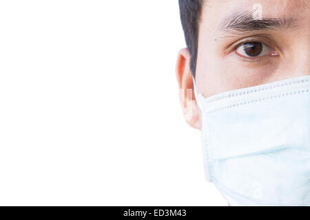Uomo che indossa la maschera per il viso su sfondo bianco per testo e idee Foto Stock