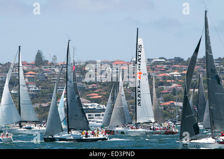 Sydney, Australia. 26 dicembre, 2014. Inizio del settantesimo Sydney Hobart Yacht Race nel porto di Sydney, Australia. La gara è ora in corso come yacht race verso le teste e Hobart Credito: martin berry/Alamy Live News Foto Stock