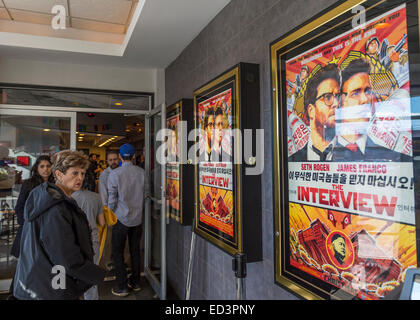 Merrick, New York, Stati Uniti d'America. Dicembre 25, 2014. L'intervista, la controversa commedia di Sony Pictures Entertainment, gioca a Merrick Cinema, il solo movie theater mostra che nella contea di Nassau, Long Island, il giorno di Natale. Le persone sono entrati nella lobby. In novembre, hacker hacked Sony Pictures computer e successivamente minacciato teatri la pianificazione per mostrare l'intervista in cui stelle J. Franco e S. Rogen gioca civili assunto dalla CIA per assassinare la Corea del Nord del dittatore Kim Jong-ONU. Credito: Ann e Parry/Alamy Live News Foto Stock