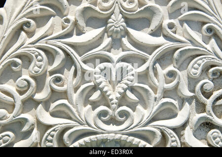 Lusso antico muro bianco design con decorazioni modanature Foto Stock