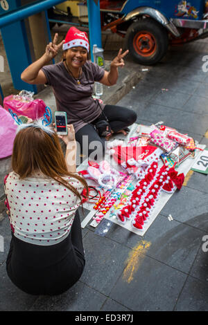 Un venditore ambulante vende oggetti di Natale il giorno di Natale a Bangkok Foto Stock