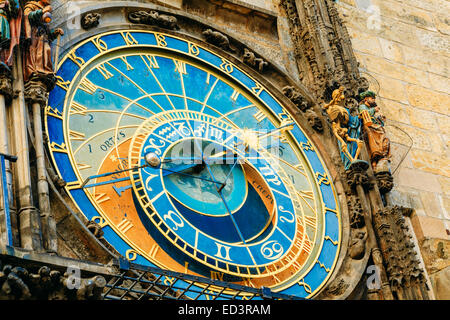 L'Orologio Astronomico di Praga al Municipio della Città Vecchia dal 1410 è il terzo più antico orologio astronomico nel mondo e la più antica ancora W Foto Stock