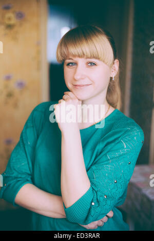 Bella ragazza donna Blusa verde a casa cercando molto felice Foto Stock