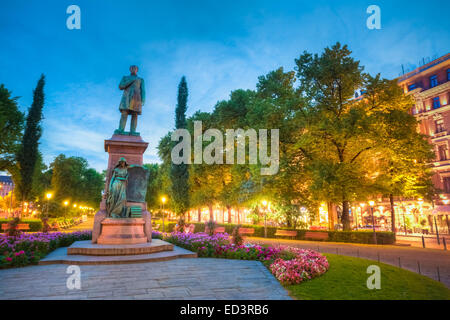 Vista notturna di Esplanade Park. Statua di Johan Ludvig Runeberg a Helsinki in Finlandia Foto Stock