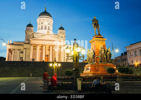HELSINKI, Finlandia - 27 luglio 2014: il famoso punto di riferimento nella capitale finlandese: la Piazza del Senato con la cattedrale luterana e il monumento a Ru Foto Stock