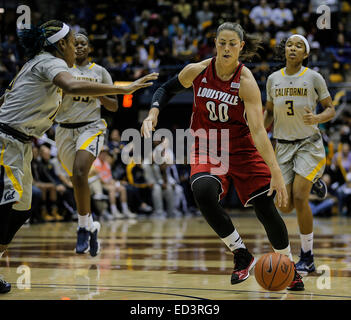 Berkeley CA. Xxi Dec, 2015. Louisville F # 00 Sara Hammond a metà corte del veloce pausa durante il NCAA donna gioco di basket tra Cardinali di Louisville e California Golden Bears 57-70 vincere a Hass Pavilion Berkeley in California © csm/Alamy Live News Foto Stock