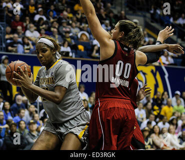 Berkeley CA. Xxi Dec, 2015. California F # 21 Reshanda battaglia grigio tutti gioco con Louisville # 00 Sara Hammond durante il NCAA donna gioco di basket tra Cardinali di Louisville e California Golden Bears a Hass Pavilion Berkeley in California © csm/Alamy Live News Foto Stock