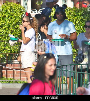 Frega star Donald Faison festeggia il suo quarantesimo compleanno a Disneyland con sua moglie CaCee Cobb e membri della famiglia. Donald può essere visto indossare una novità Darth Vader casco con Mickey Mouse orecchie dotato: Donald Faison,CaCee Cobb dove: Anaheim, Californi Foto Stock