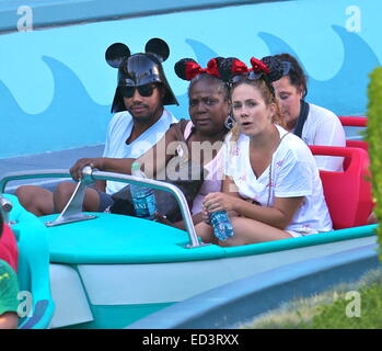 Frega star Donald Faison festeggia il suo quarantesimo compleanno a Disneyland con sua moglie CaCee Cobb e membri della famiglia. Donald può essere visto indossare una novità Darth Vader casco con Mickey Mouse orecchie dotato: Donald Faison,CaCee Cobb dove: Anaheim, Californi Foto Stock