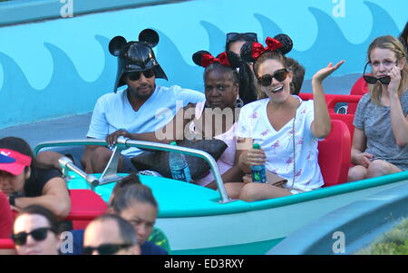 Frega star Donald Faison festeggia il suo quarantesimo compleanno a Disneyland con sua moglie CaCee Cobb e membri della famiglia. Donald può essere visto indossare una novità Darth Vader casco con Mickey Mouse orecchie dotato: Donald Faison,CaCee Cobb dove: Anaheim, Californi Foto Stock