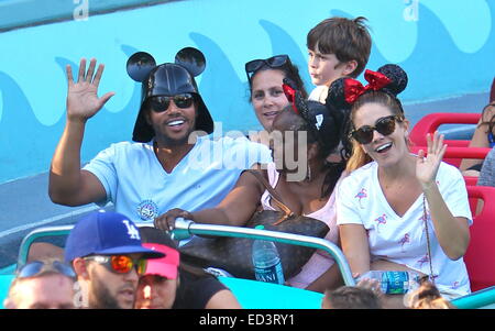 Frega star Donald Faison festeggia il suo quarantesimo compleanno a Disneyland con sua moglie CaCee Cobb e membri della famiglia. Donald può essere visto indossare una novità Darth Vader casco con Mickey Mouse orecchie dotato: Donald Faison,CaCee Cobb dove: Anaheim, Californi Foto Stock