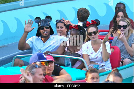 Frega star Donald Faison festeggia il suo quarantesimo compleanno a Disneyland con sua moglie CaCee Cobb e membri della famiglia. Donald può essere visto indossare una novità Darth Vader casco con Mickey Mouse orecchie dotato: Donald Faison,CaCee Cobb dove: Anaheim, Californi Foto Stock